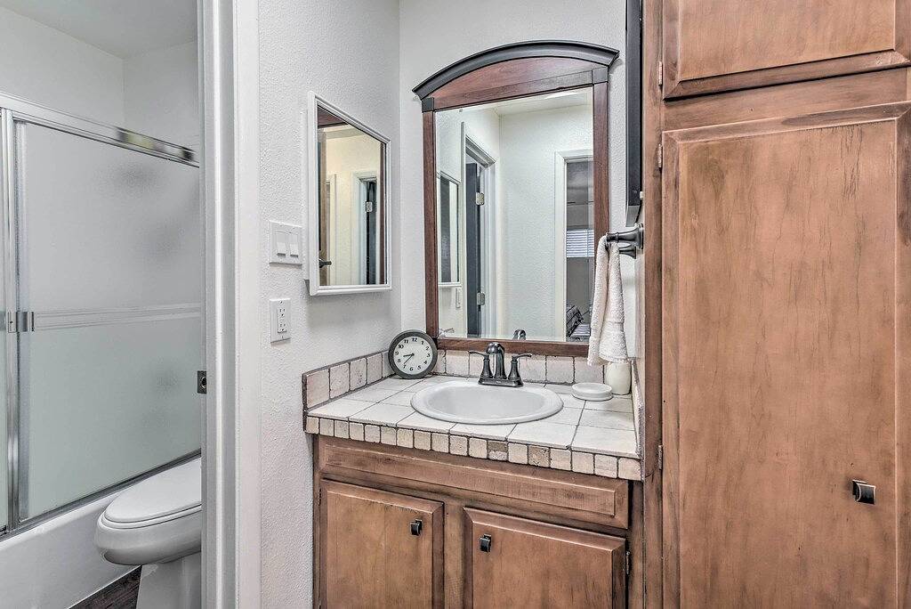 Ganze Wohnung, Walk to Ski Slopes! Red River Condo w/ Fireplace in Red River, Taos County