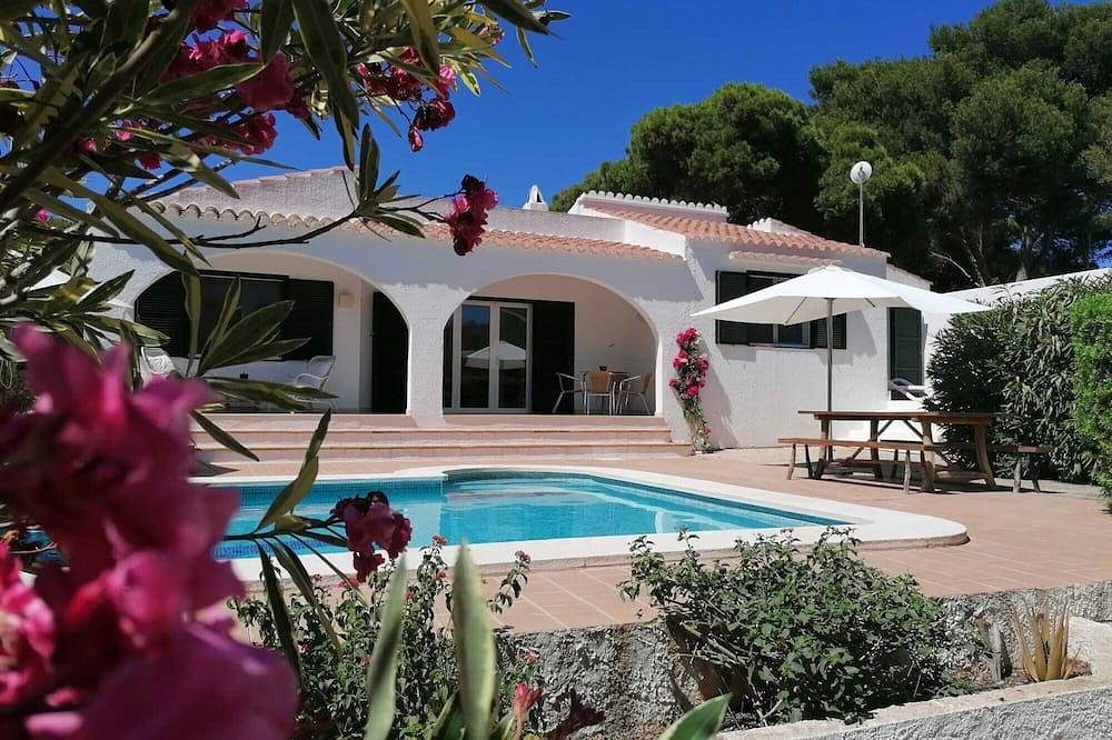 Secluded spacious villa mature gardens in Binibeca Nou private pool wifi aircon in Binibeca, Sant Lluís