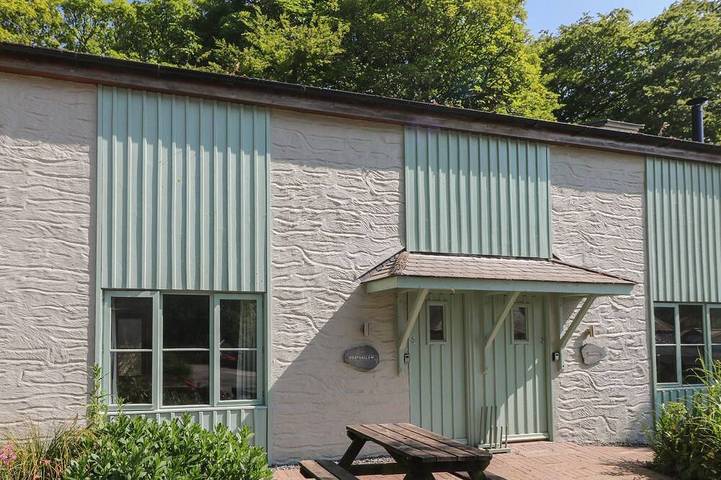 Cottage for 4 people, with pool and hot tub, with pets in Cornwall
