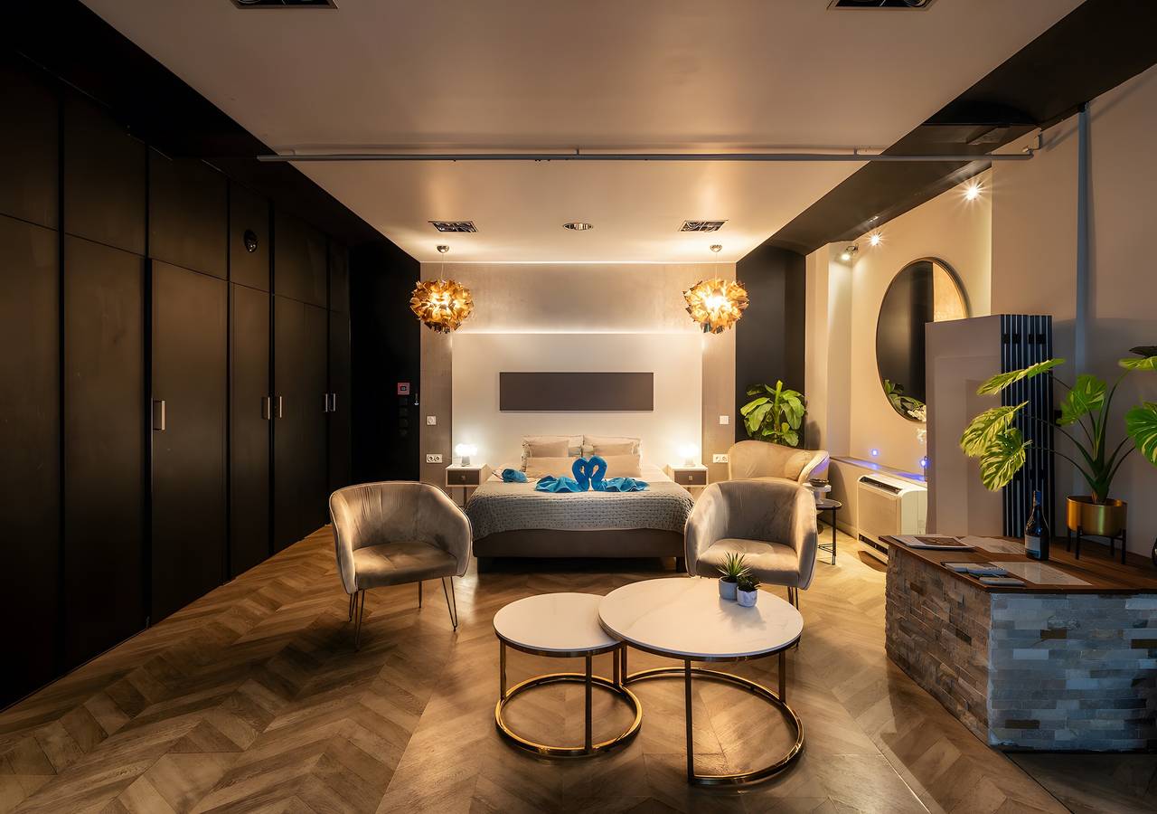 Ganze Wohnung, Voll ausgestattete Suite mit privatem Whirlpool im Zentrum von Nîmes in Nîmes, Nimes und Umgebung