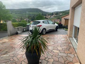 Gîte pour 3 personnes, avec terrasse et vue à Mirefleurs