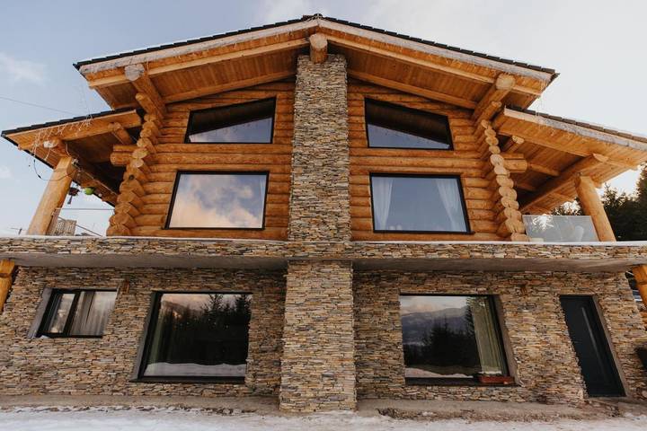 Gîte pour 14 personnes, avec vue et jardin, animaux acceptés dans Dorna-Arini