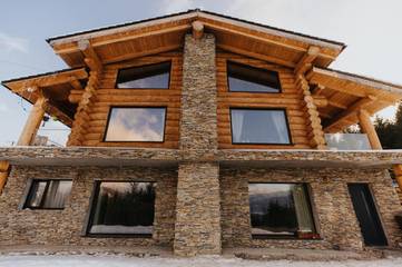 Gîte pour 14 personnes, avec vue et jardin, animaux acceptés dans Dorna-Arini