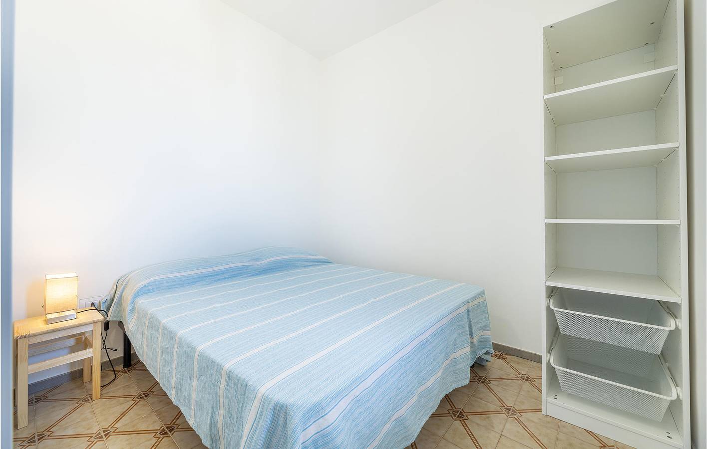 Appartamento intero, 500m to La Baia Azzurra - Kitchen, Double Bed & Fridge in Baia Verde, Golfo di Taranto