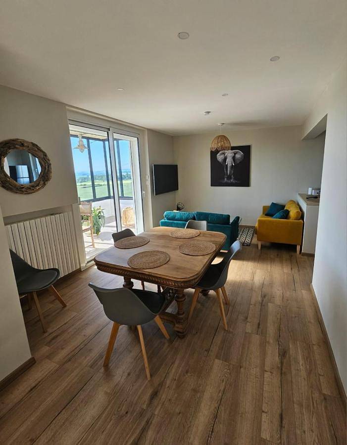 Location de vacances pour 6 personnes, avec jardin ainsi que vue et balcon à Roiffieux