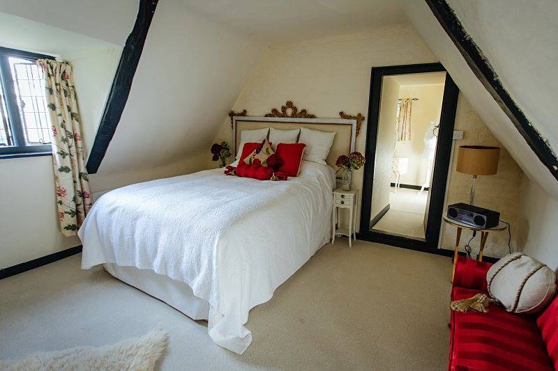 Elizabethan Manor House - Sleeps 2-4 - Parking in Burnham-on-Crouch, Essex