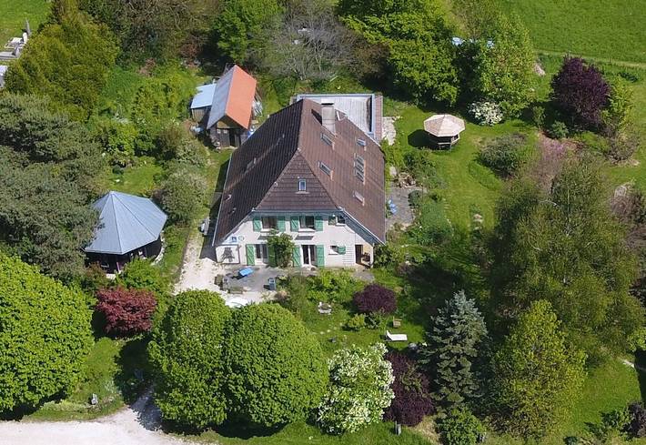 Gîte pour 4 personnes, avec jardin dans Darbonnay
