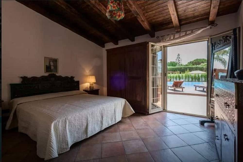 **** Rumah Saya ****  Balinese house by the sea in Campofelice di Roccella, Provincia di Palermo