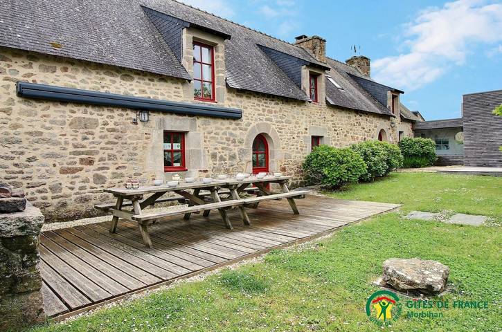 Gîte pour 12 personnes, avec Jacuzzi et Terrasse ainsi que Jardin et Piscine à Kervignac - 4