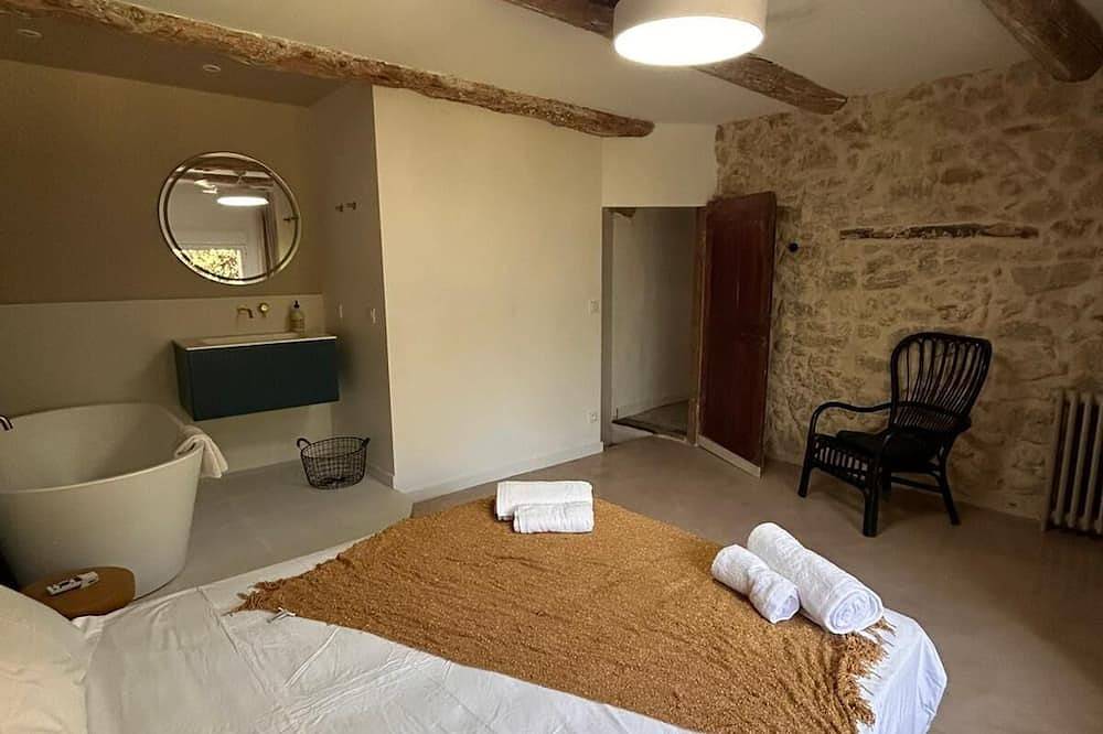 Maison Troglodyte du Jas, in the heart of Provence at the foot of the Luberon 30min from Aix in Puyvert, Parc naturel régional du Luberon