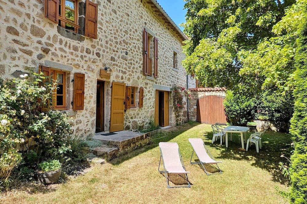 Maison de charme en pierre au bord d’un ruisseau, proche d’un bourg médiéval – Jardin et garage inclus in Allègre, Parc Naturel Régional Livradois-Forez