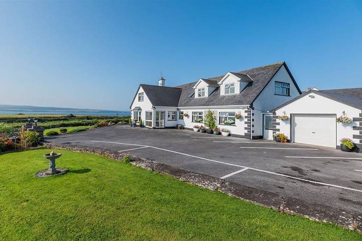 Holiday rental for 10 people, with garden in Liscannor