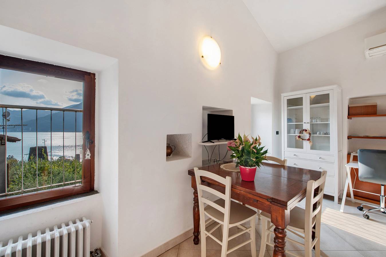 Vakantiehuis 'Casa Tua Alla Torre' met uitzicht op het meer, Wi-Fi en airconditioning in Marone, Gemeente Marone
