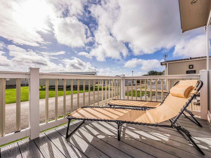 Charming Chalet at Lakeside Park - Pass the Keys in West Sussex