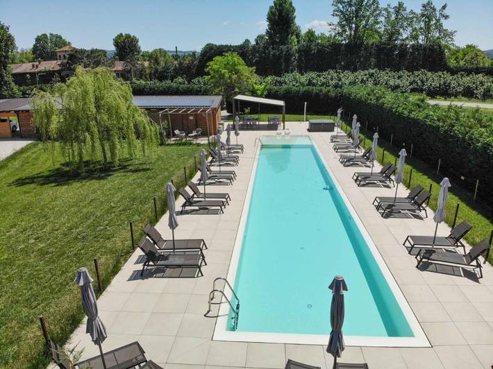 Homestay voor 2 personen, with Balkon and Terras as well as Whirlpool and Tuin in Alba