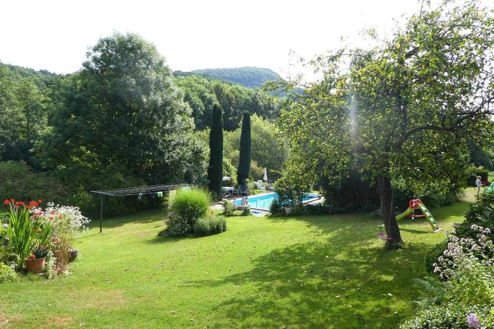 Ferienwohnung für 3 Personen, mit Terrasse und Garten sowie Pool und Ausblick