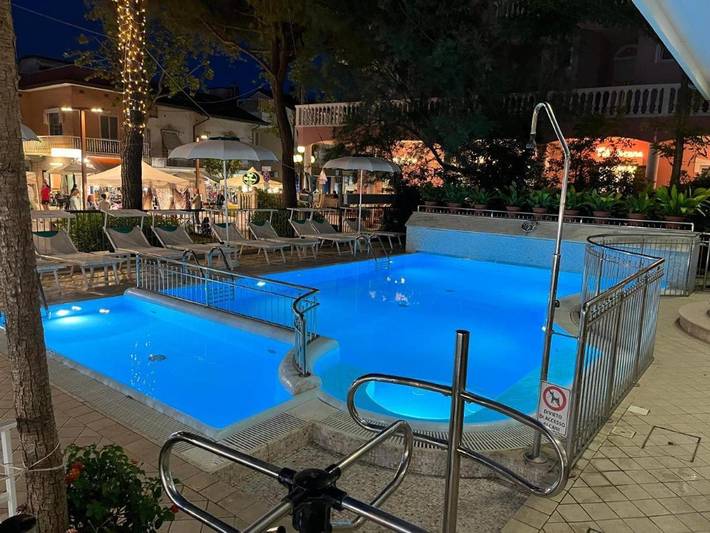 Hôtel pour 3 personnes, avec vue et piscine ainsi que terrasse et jardin, animaux acceptés