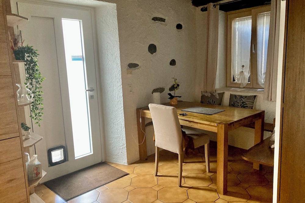 Ganze Wohnung, Warm independent rustic apartment, for nature lovers in Miglieglia, Ticino