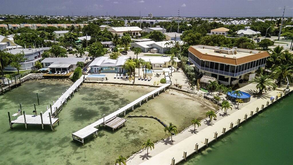 5 Seas Retreat 4 bed 2 bath dock, pool, Sandy Beach Dockage For up to a 25 ft boat in Marathon, Monroe County