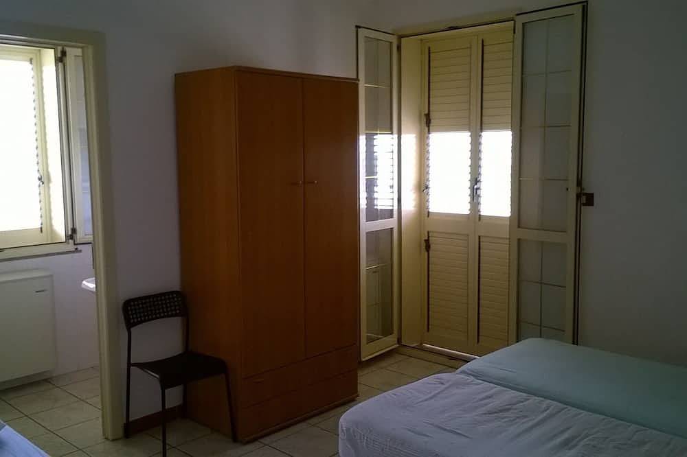 Double room for rent with private bathroom in Marina di Montenero, Adriaküste Molise