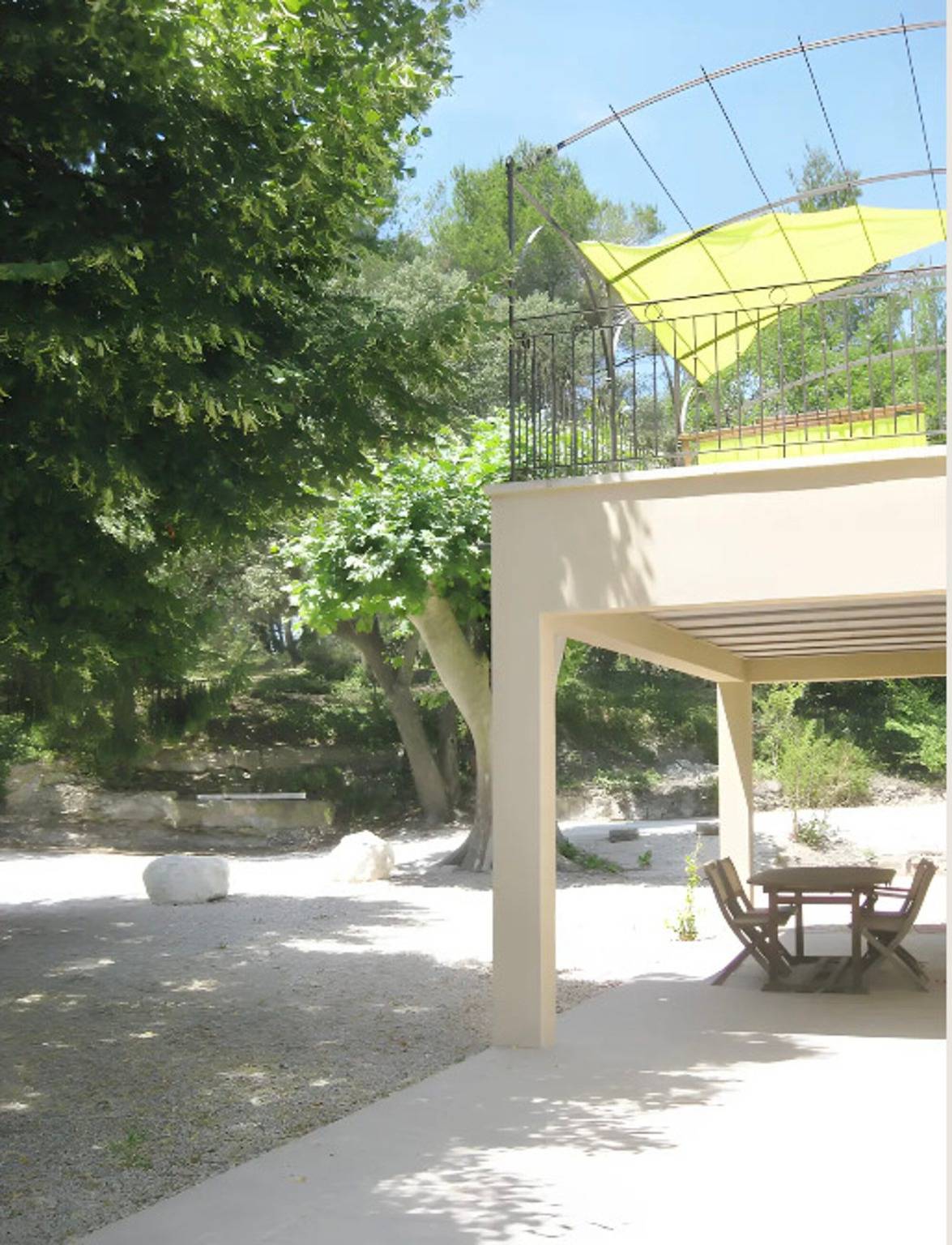 Entire apartment, Gîte 'Mas La Mounine - Du Bas' with Private Garden, Wi-Fi and Air Conditioning in Orgon, Arles region