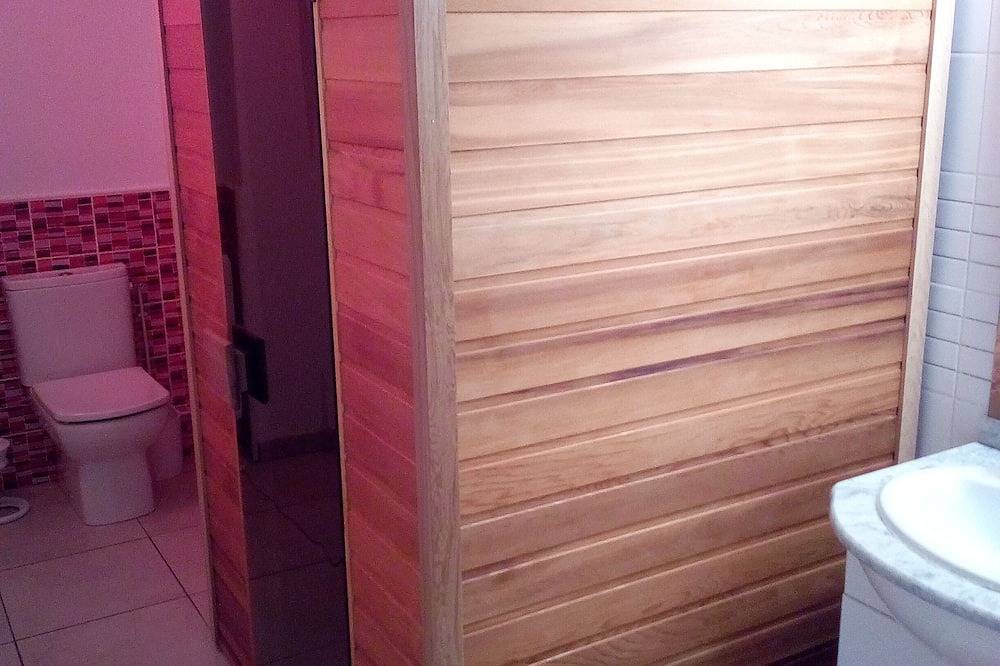 Close to center, comfort room in air-conditioned villa sauna, billiard, garden in Perpignan, Perpignan region