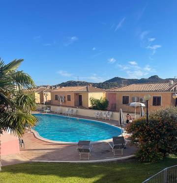 Villa pour 4 personnes, avec piscine et jardin à Villasimius