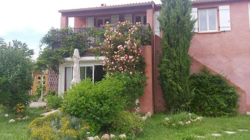 Chambre d’hôte pour 3 personnes, avec vue et jardin