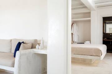 Villa for 2 Guests in Agios Prokopios, Cyclades, Picture 2