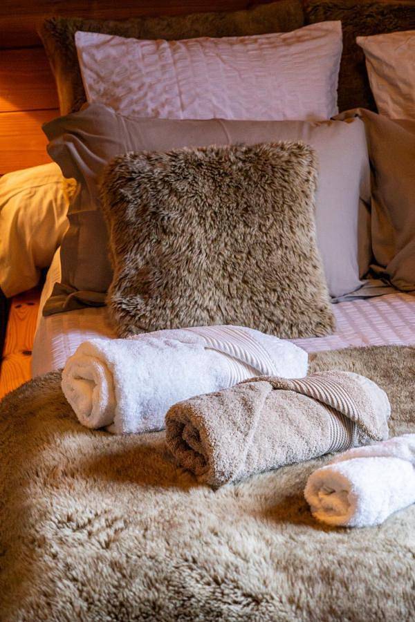 Chambre d’hôte pour 3 personnes, avec balcon ainsi que jacuzzi et jardin