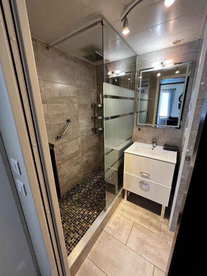 Two-Bedroom House in Forcalqueiret, Côte méditerranéenne (France)