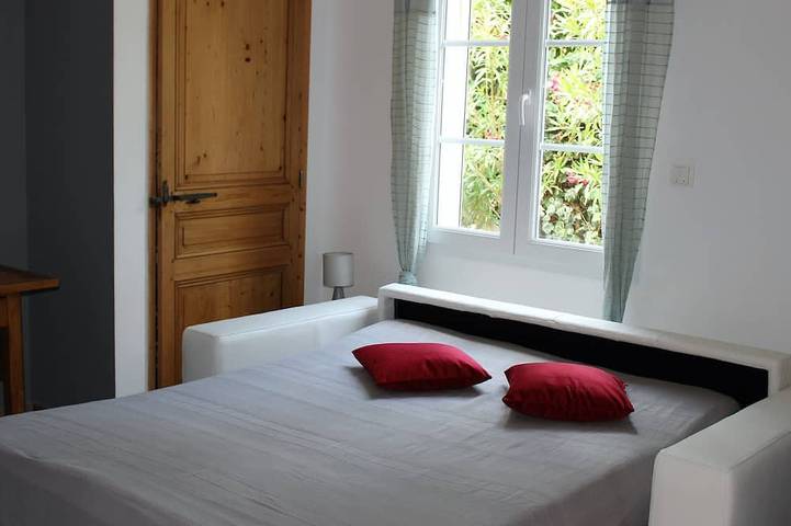 Modern air-conditioned house with secure swimming pool in Drôme provençale in Saint-Paul-Trois-Châteaux, Nyons region