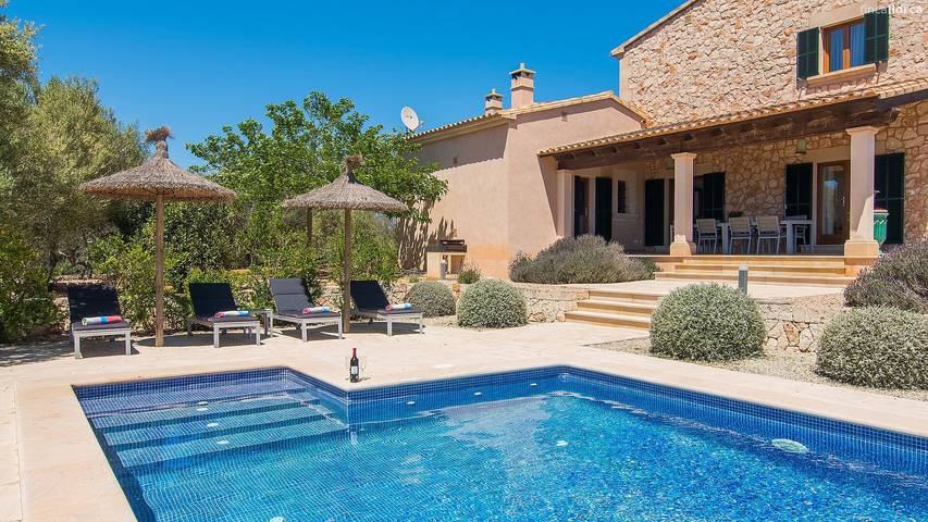Villa Sa Pleta Petita mit Bergblick, Pool und Wlan in Ses Salines, Mallorcas Küste