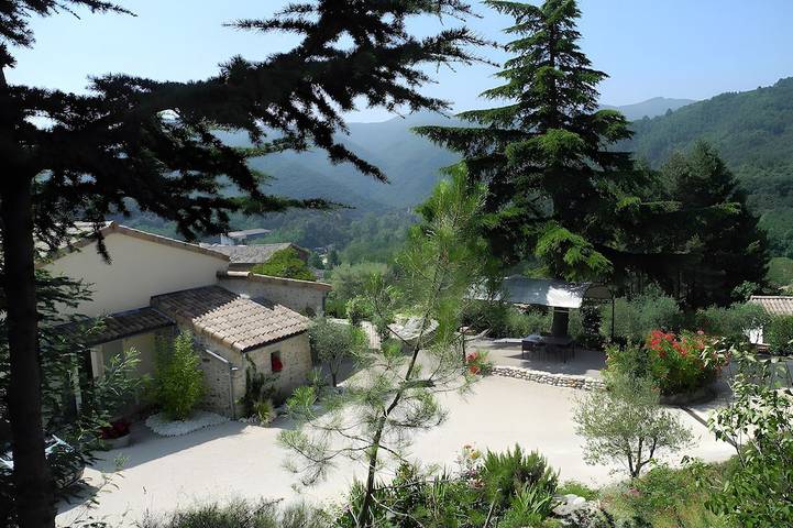 Location de vacances pour 3 personnes, avec jardin et piscine à Saint-Fortunat-sur-Eyrieux - 4