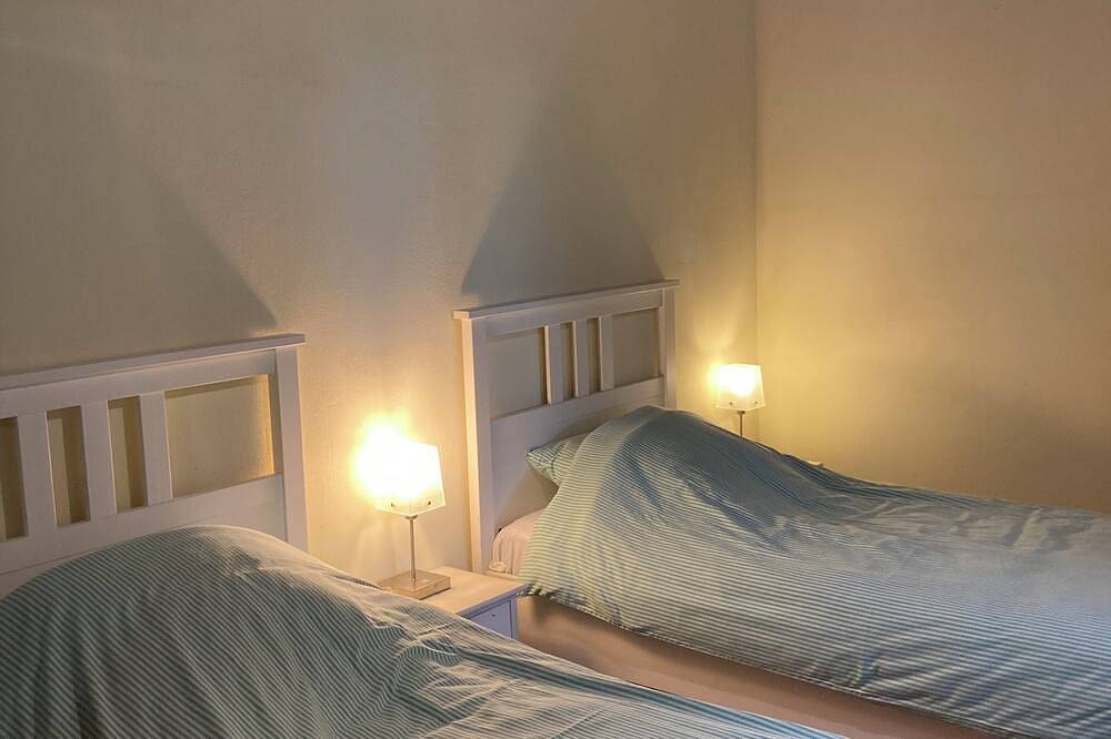 Spacious gîte in idyllic wooded setting by a stream with hammock & barbecue in Cronat, Charolles und Umgebung