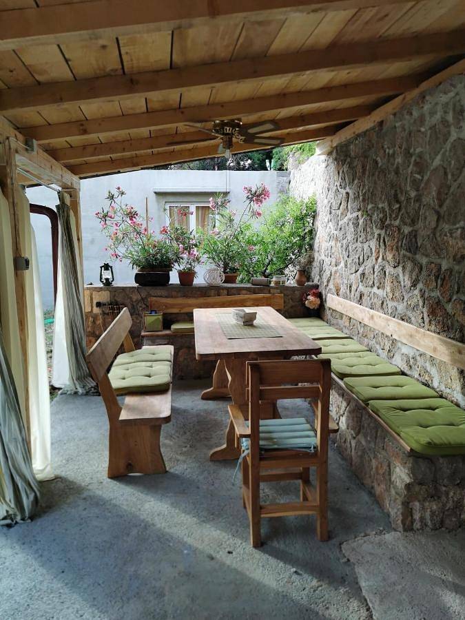 Ferienwohnung für 2 Personen, mit Ausblick und Garten sowie Terrasse in Karlobag