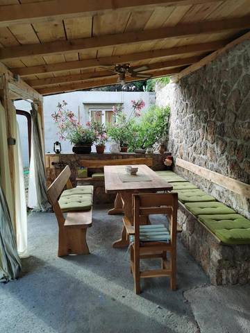 Ferienwohnung für 2 Personen, mit Terrasse und Garten sowie Ausblick in Karlobag