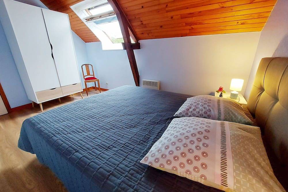 Gîte à la campagne avec jardin privatif, terrasse, et jeux extérieurs près de Fougères in La Pellerine, Mayenne