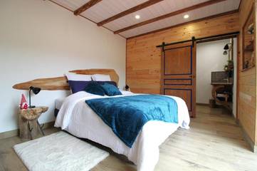 Location de vacances pour 2 personnes, avec vue ainsi que jardin et terrasse à Le Syndicat