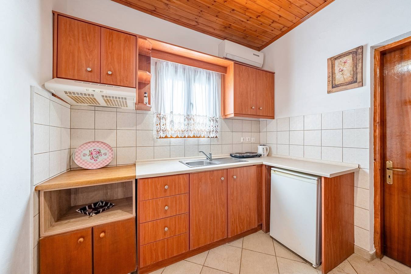 Entire apartment, Apartment 'Quadruple Standard Aparment 1' with Shared Terrace, Wi-Fi and Air Conditioning in Kavos, Corfu