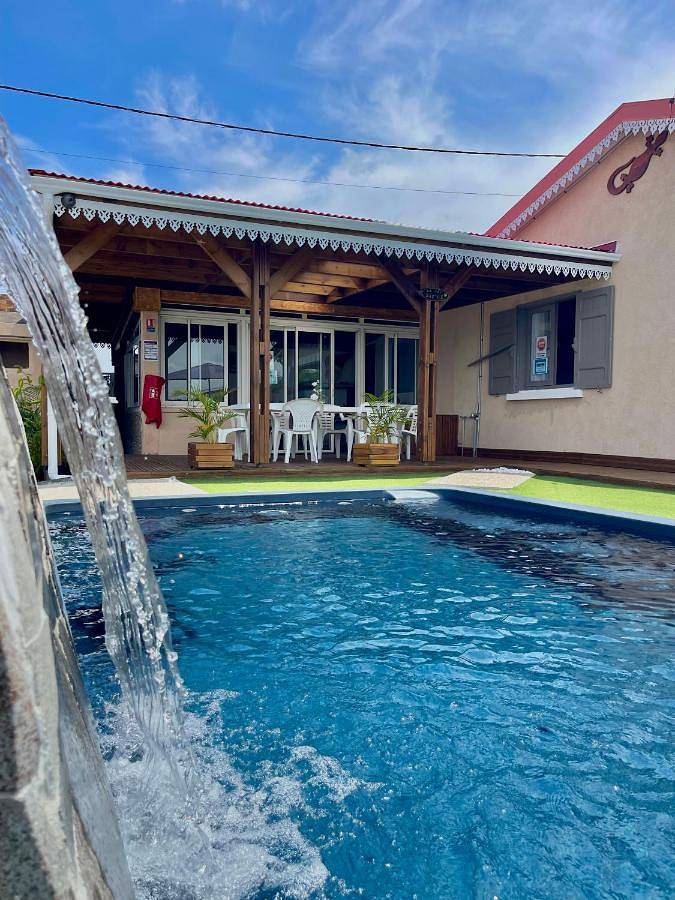 Location de vacances pour 10 personnes, avec terrasse ainsi que vue et piscine à L'Étang-Salé - 2