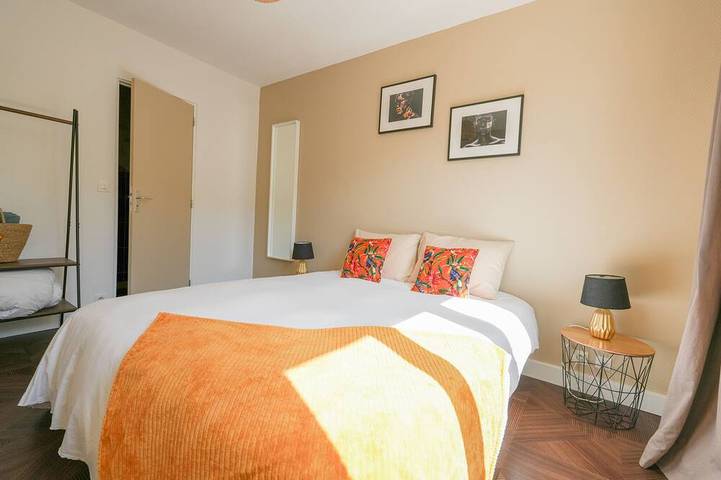 Location de vacances pour 4 personnes, avec jardin ainsi que terrasse et piscine dans Airan - 2