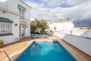 Villa for 9 Guests in Urbanización Punta Lara, Nerja, Picture 3