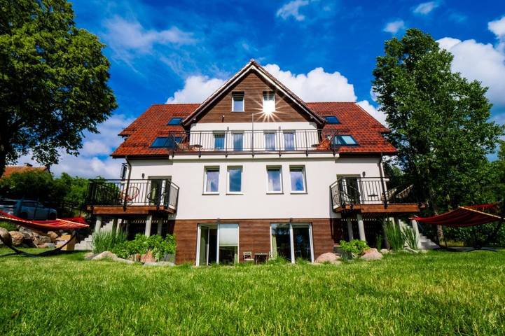 Apartament wakacyjny dla 6 osób, z widok na jezioro i ogród oraz basen i widok w Ogonki