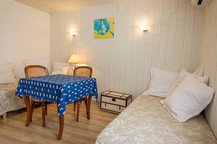 Ganze Wohnung, Renoviertes Dorfhaus, ruhige Terrasse, Parkplatz in Mèze, Mittelmeerküste (Frankreich)