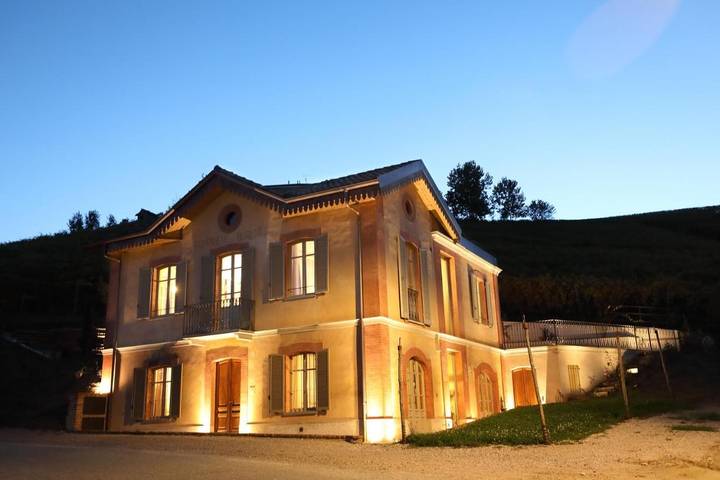 Appartamento per 8 persone, con piscina e idromassaggio nonché terrazza in Barolo