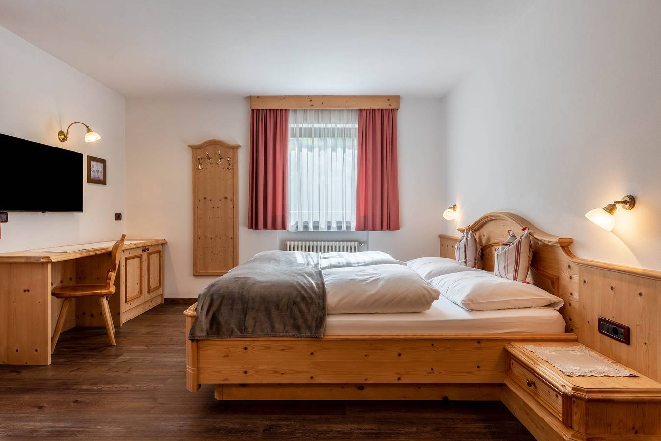 Entire apartment, Apartment 'Prapoz Typ B3' with Mountain View, Garden & Wi-Fi in Ortisei, Dolomiti Superski