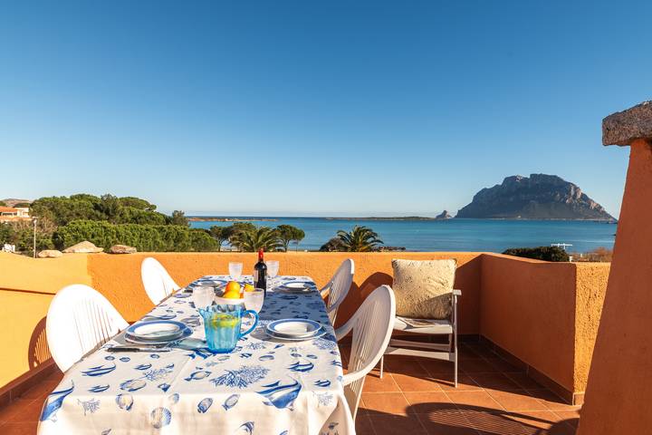 Location de vacances pour 6 personnes, avec terrasse et vue sur l’océan, adapté aux familles dans Loiri Porto San Paolo