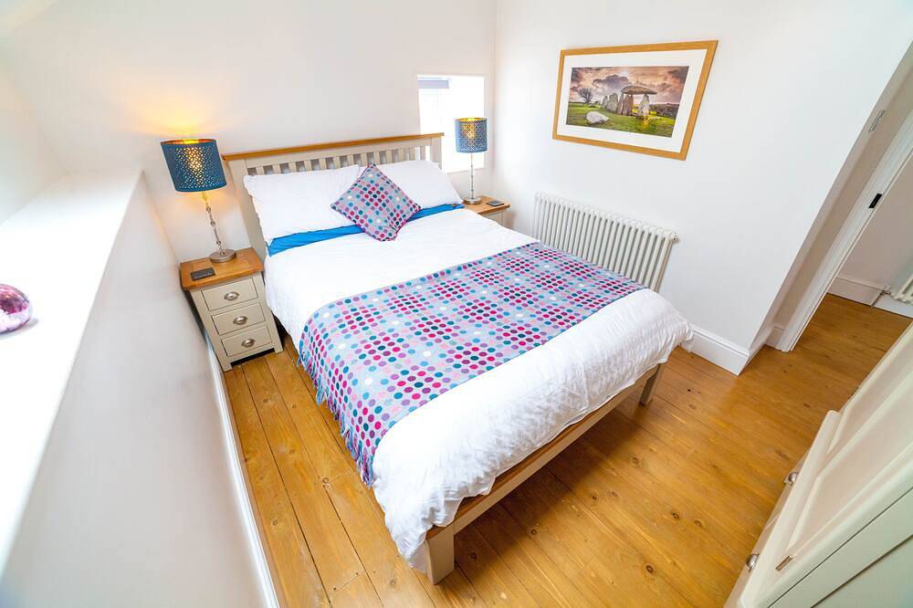 Preseli Cottage, Wynd Hill Hideaway - walk to coast path, beach and pub! in Manorbier, Pembrokeshire