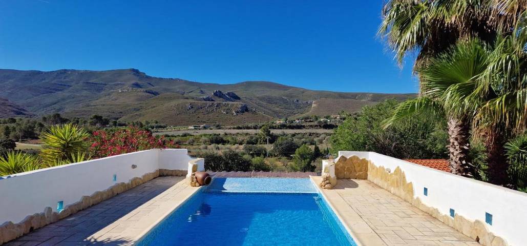 Chalet para 16 personas, con piscina además de jardín y vistas, Se admiten mascotas en Hoya de Buñol